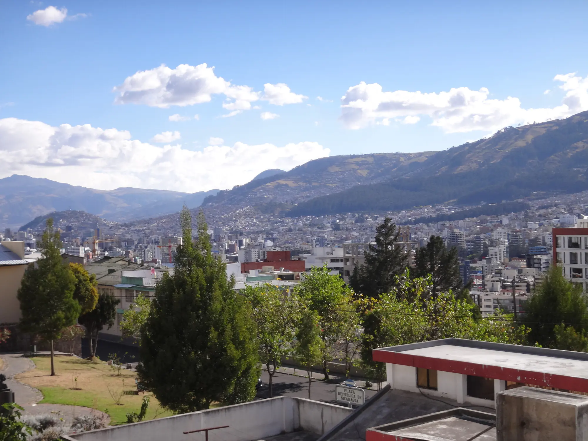 Vista de Quito y las laderas del Pichincha desde B&B La Uvilla, junto al Parque Metropolitano